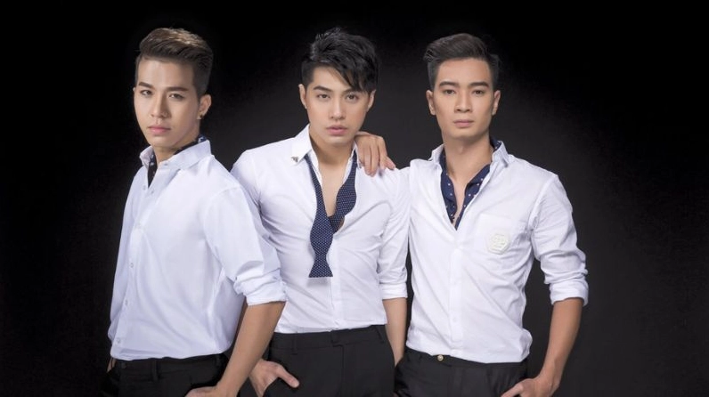 Phong thái đĩnh đạc của SlimV khi chỉ đạo nghệ thuật cho các nghệ sĩ