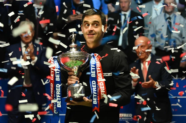Ronnie OSullivan ăn mừng đầy cảm xúc với chiếc cúp vô địch sau khi đánh bại Judd Trump