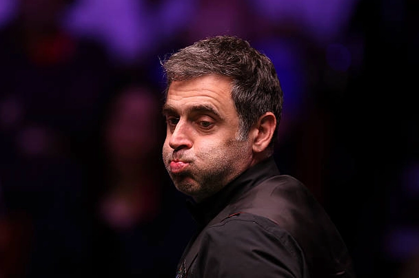 Ronnie OSullivan phản ứng căng thẳng trong trận bán kết gặp Zhao Xintong tại Halo World Snooker Championship