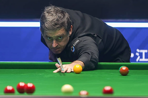 Ronnie OSullivan thực hiện đường cơ hiểm hóc trong trận đấu vòng một gặp Ross Muir tại giải World Open Snooker năm 2026