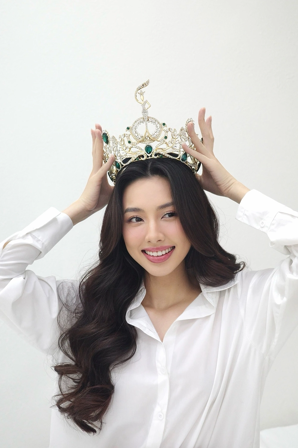 Thân hình quyến rũ và đường cong nóng bỏng được tôn lên triệt để qua bộ trang phục cắt xẻ tinh tế