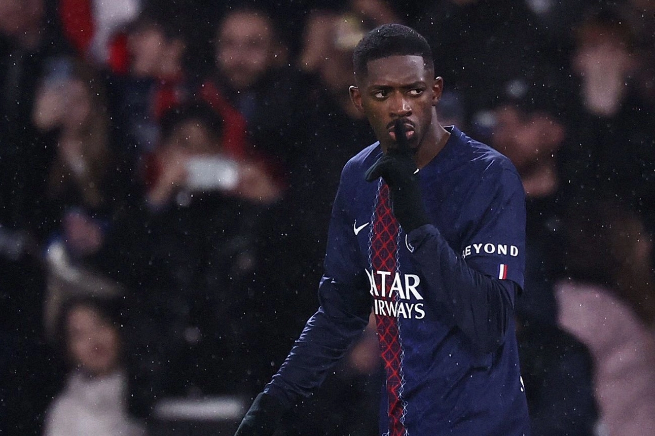 Tiền đạo Ousmane Dembele số 10 của Paris Saint-Germain vung tay ăn mừng sau khi ghi bàn thắng thứ hai cho đội nhà trong trận đấu với Lille