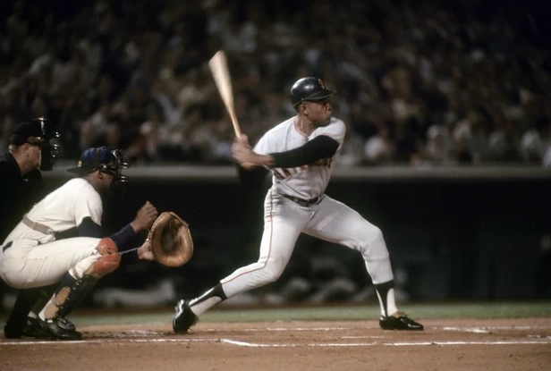 Willie Mays đang chuẩn bị đánh bóng cho San Francisco Giants vào đầu những năm 1970
