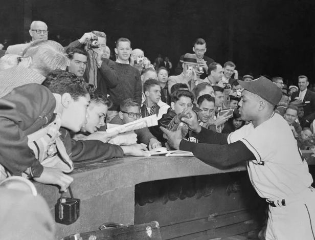 Willie Mays đang ký tặng người hâm mộ