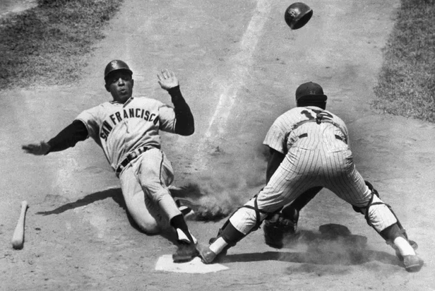Willie Mays trượt về gôn nhà vào năm 1964