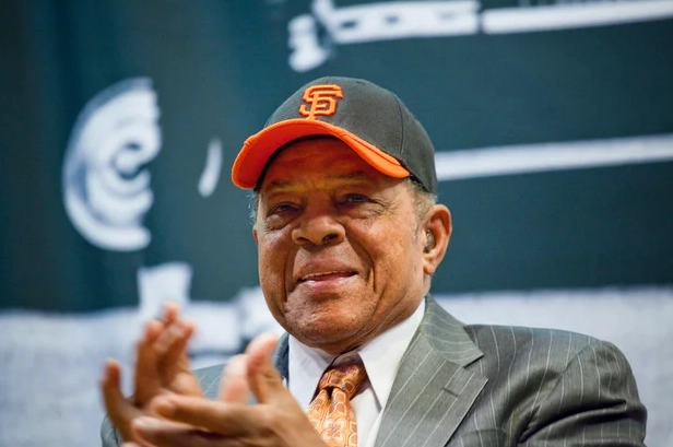 Willie Mays và chiếc cúp vô địch World Series đến thăm thành phố New York