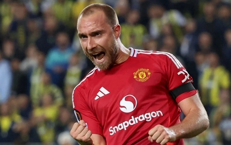 Christian Eriksen tập trung điều phối bóng