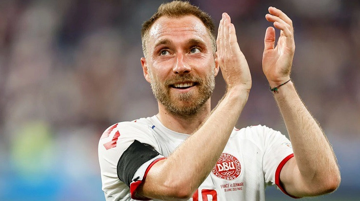Christian Eriksen thực hiện pha đá phạt