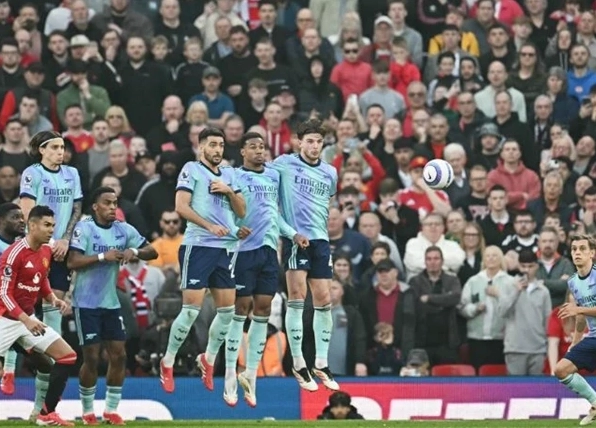 Eriksen quan sát đồng đội
