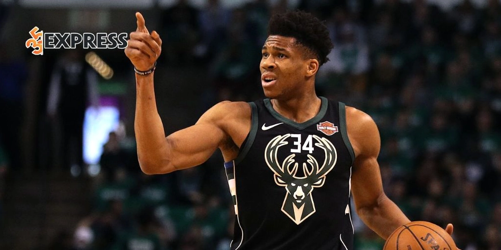 Giannis Antetokounmpo đang phòng thủ