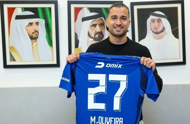 Mattheus Oliveira con trai Bebeto tập luyện tại câu lạc bộ mới