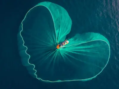 Cảnh sắc ảnh chụp từ trên cao hòa quyện đất trời và nước