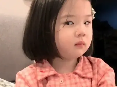 Ảnh em bé meme hài hước, dễ thương khiến tim bạn tan chảy