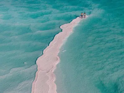 Ảnh Biển Chết kỳ lạ với mặt nước xanh và muối trắng