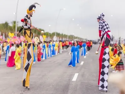 Diễu hành lễ hội rực rỡ mang đến bầu không khí náo nhiệt