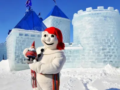 Vẻ đẹp điêu khắc băng cuốn hút trong ánh sáng lung linh