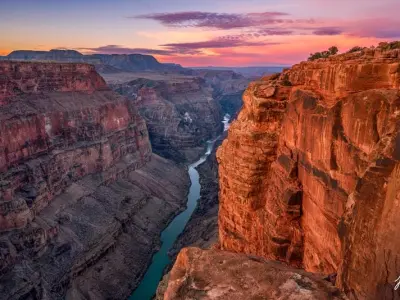 Grand Canyon hùng vĩ với núi đá đỏ và khung cảnh ngoạn mục
