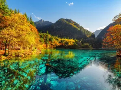 Ngắm nhìn vẻ đẹp yên bình của những hồ nước trong xanh