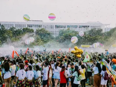 Lễ hội ngoài trời sôi động với âm nhạc và ánh sáng rực rỡ