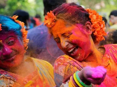 Trải nghiệm lễ hội rực rỡ sắc màu với bầu không khí sôi động