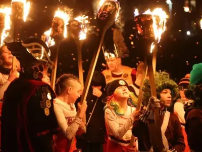 Lễ hội Up Helly Aa không khí Viking rực lửa tại Scotland