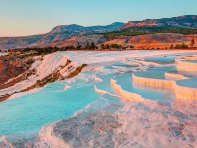 Pamukkale lung linh dưới nắng vàng giữa núi non hùng vĩ