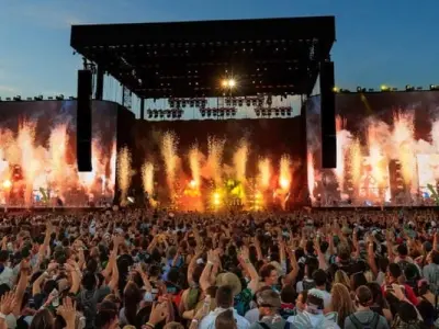 Sân khấu lễ hội âm nhạc bùng nổ với ánh sáng và âm thanh