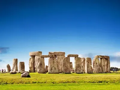 Ảnh Stonehenge tuyệt đẹp giữa đồng cỏ xanh mênh mông