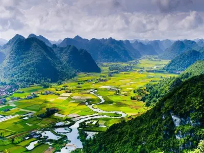 Ảnh thung lũng tuyệt sắc với đồng cỏ, rừng cây và núi non