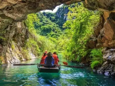 Ảnh Tràng An Ninh Bình nên thơ với núi non và sông nước