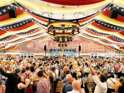 Khám phá lễ hội bia Cannstatter Volksfest tại Stuttgart