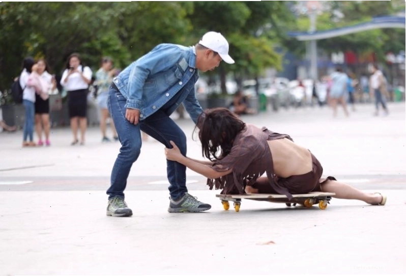 Ảnh ăn xin hài hước lướt ván đầy phong cách