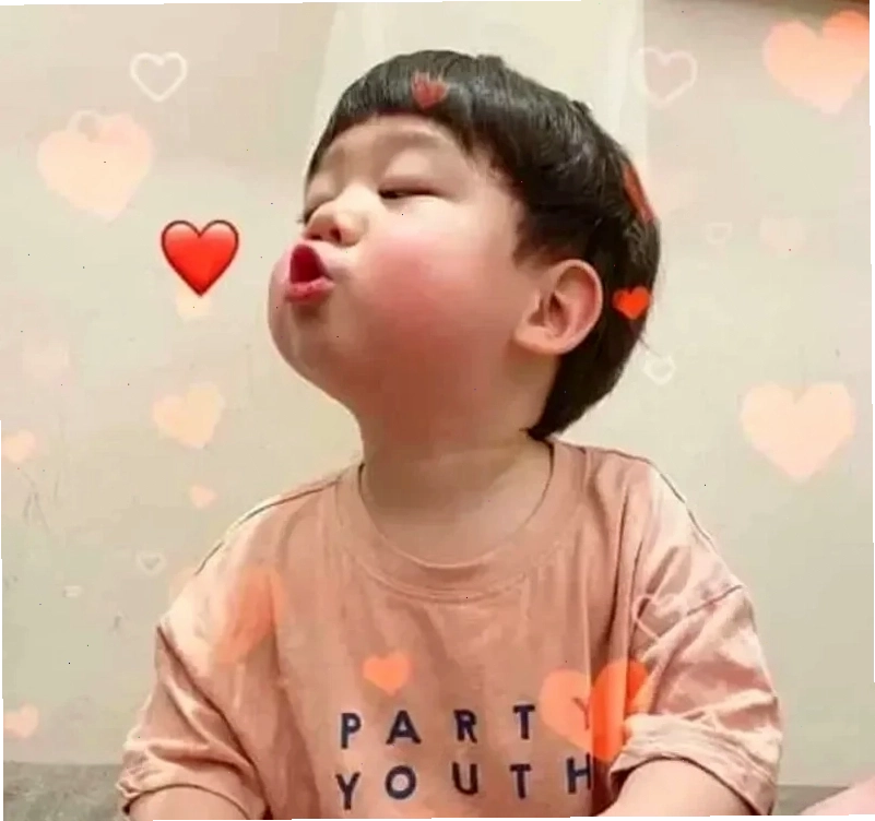 Ảnh meme trái tim dễ thương với biểu cảm đáng yêu
