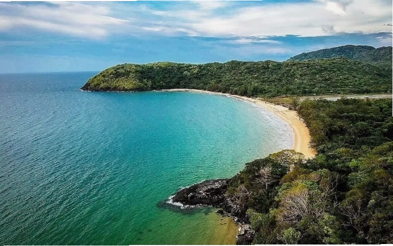 Bãi biển An Hải Côn Đảo với cát trắng mịn và làn nước trong xanh