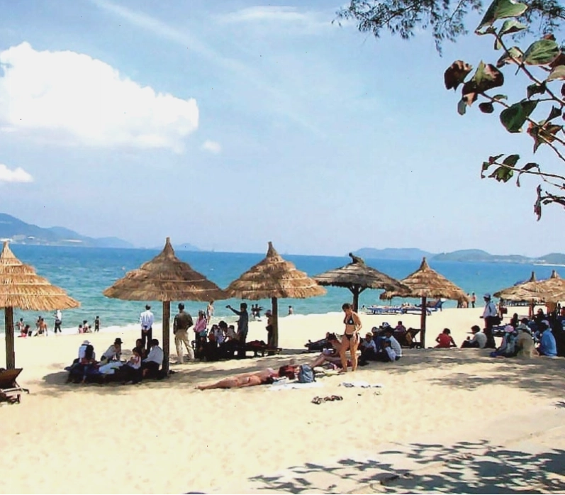 Bãi biển Bãi Cháy nhân tạo với bờ cát dài và khung cảnh vịnh Hạ Long