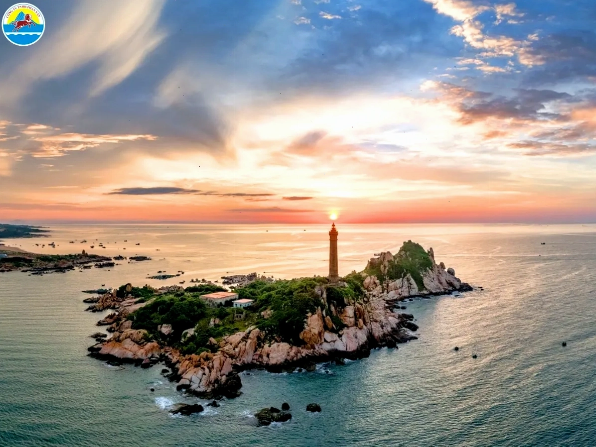 Bãi biển Cam Bình Lagi với bờ cát trắng và hàng dừa xanh
