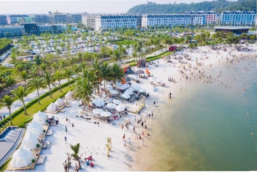 Bãi biển Đồ Sơn với du khách đang tắm biển