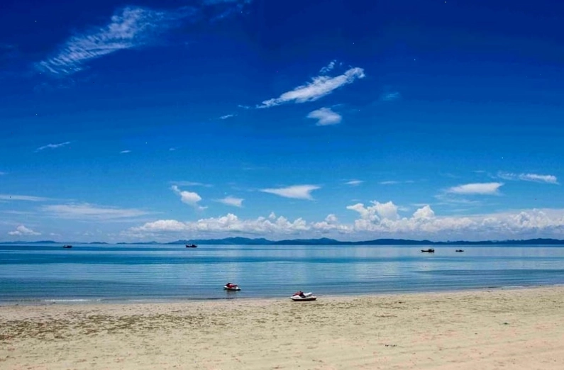 Bãi biển Hồng Vàn yên bình với làn nước lặng