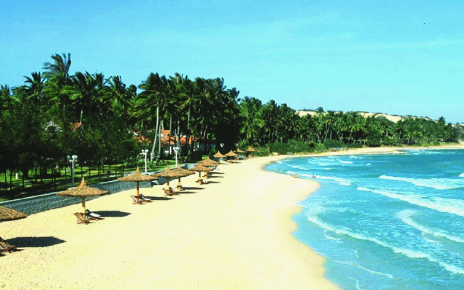 Bãi biển Mỹ Khê lung linh sắc màu vào buổi chiều tà