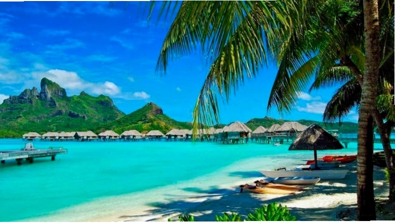 Bãi biển Phú Quốc với cát trắng và nước biển xanh trong