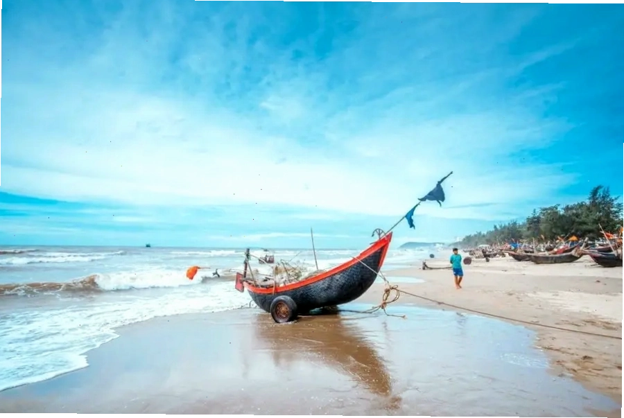 Bãi biển Sầm Sơn với bờ cát vàng trải dài và làn nước trong xanh