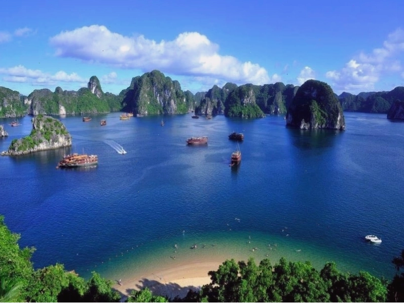 Bãi biển Ti Tốp trên Vịnh Hạ Long với khung cảnh ngoạn mục