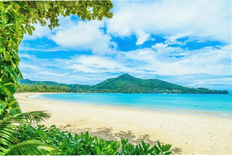 Bãi biển Tiên Sa mềm mại như một dải lụa xanh ôm trọn bờ cát trắng