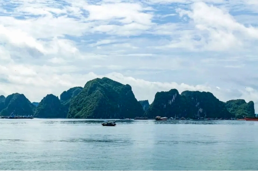 Bãi Cháy nhìn từ trên cao với bờ cát trắng và vịnh Hạ Long hùng vĩ