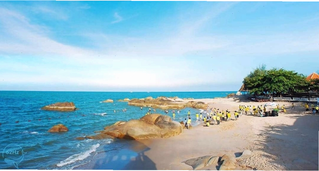 Bãi Long Hải với bờ cát phẳng rộng lý tưởng cho cắm trại