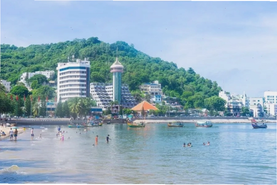 Bãi Sau Vũng Tàu lung linh về đêm với ánh đèn rực rỡ
