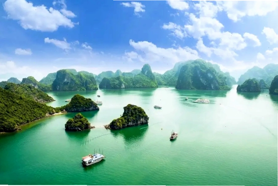Bãi tắm hình lưỡi liềm trên đảo Titop