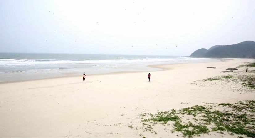 Bãi tắm Quan Lạn hoang sơ và yên bình