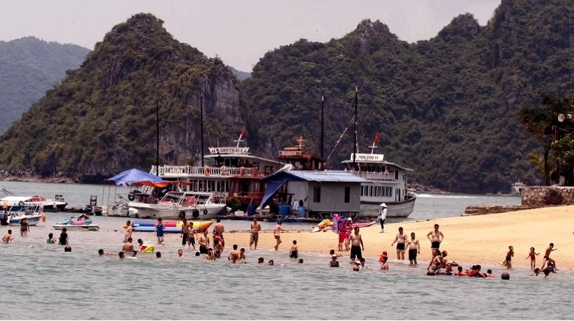 Bãi tắm Ti Tốp với làn nước trong xanh và bãi cát trắng mịn
