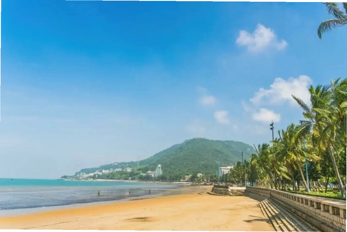 Bãi Trước Vũng Tàu nhìn từ trên cao với cảnh quan núi non và bầu trời hoàng hôn rực rỡ